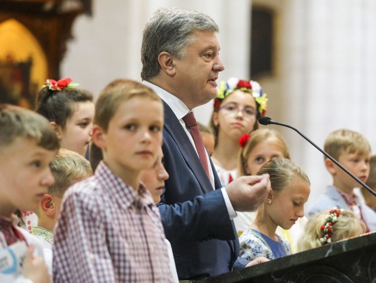 Украинцы спели с Порошенко гимн Украины в мадридском соборе. Видео