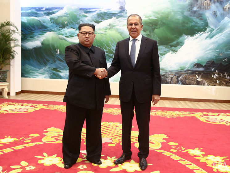 Российский телеканал с помощью фотошопа добавил Ким Чен Ыну улыбку на его совместном снимке с Лавровым