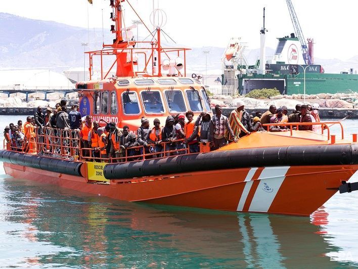Италия закрыла свои порты для судна с 629 мигрантами