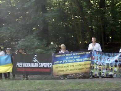 В Берлине матери украинских военных устроили пикет 