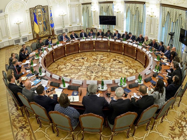 Порошенко обсудил с делегацией политико-безопасностного комитета ЕС судьбу украинских политзаключенных, аннексию Крыма и войну на Донбассе