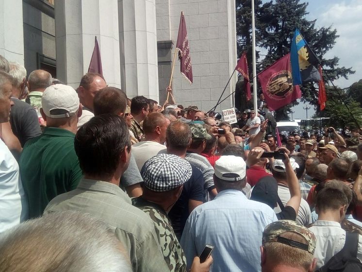 Столкновения у Рады: подъезды парламента закрыты на вход и выход