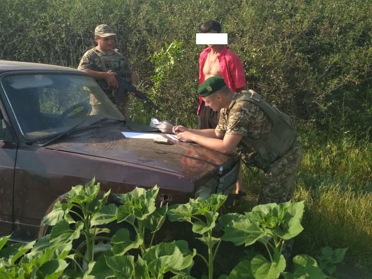 ﻿У Луганській області прикордонники пострілами зупинили автомобіль, який намагався прорватися у РФ