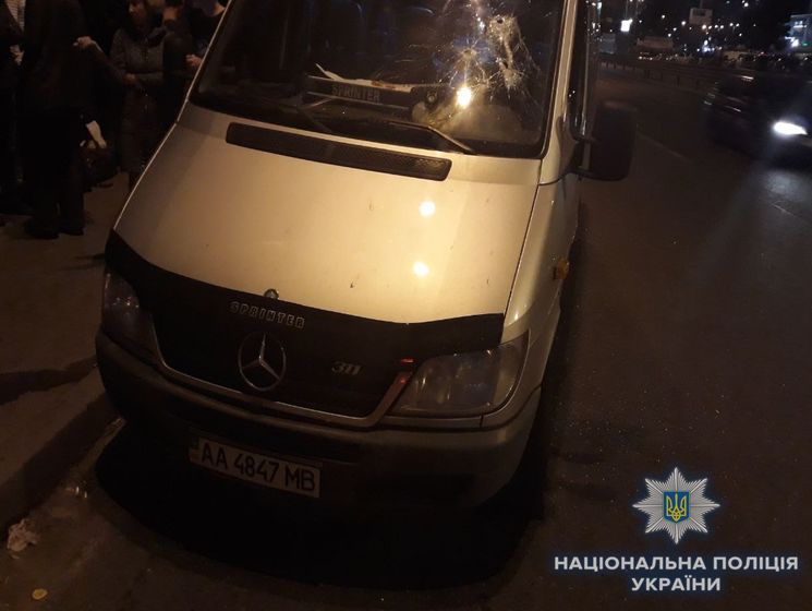 В полиции опровергли информацию об обстреле микроавтобуса в Киеве