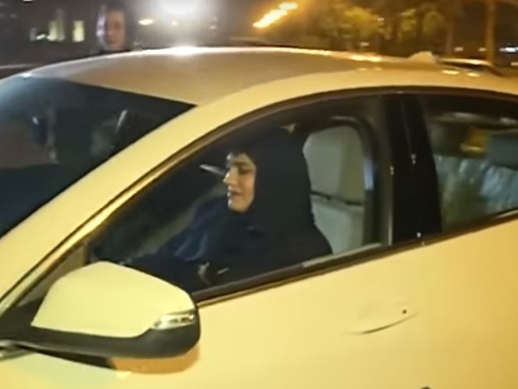 ﻿Жінки у Саудівській Аравії вперше сіли за кермо. Відео