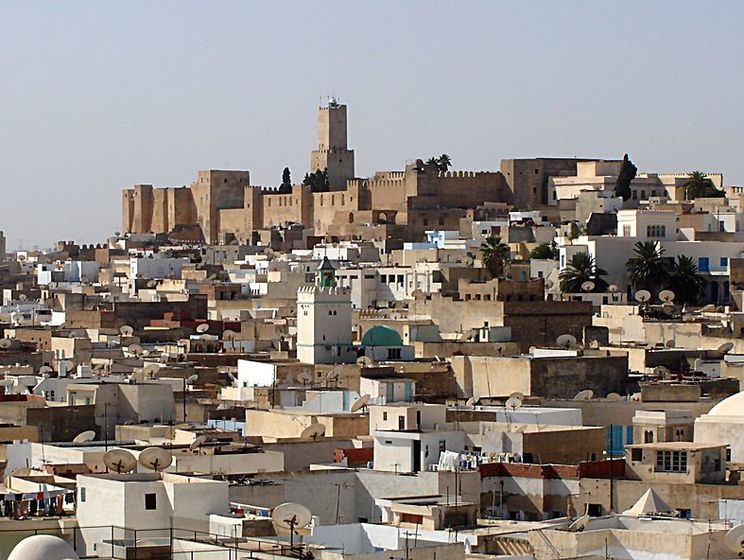 Українських туристів, які застрягли в Тунісі, розмістили в готелі міста Сус