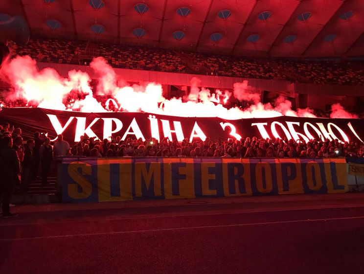 "Украина с тобой!" На "Олимпийском" прошла акция в поддержку Сенцова. Видео