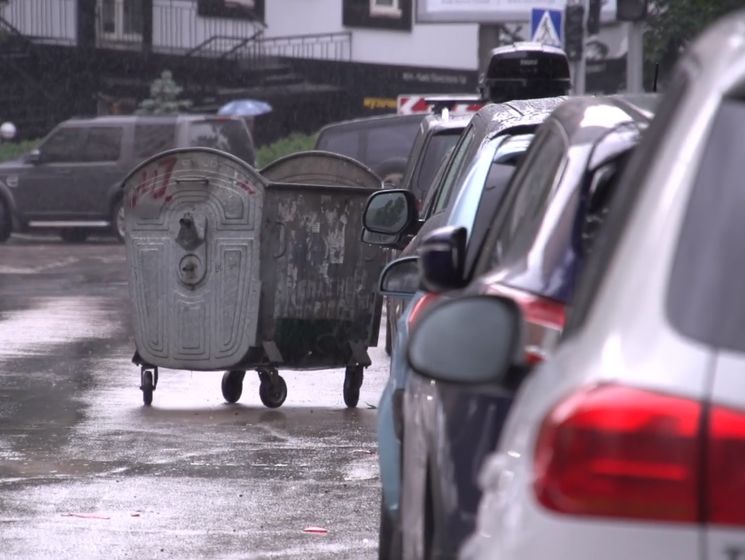 В Киеве ветер бросал мусорный контейнер на припаркованные автомобили. Видео