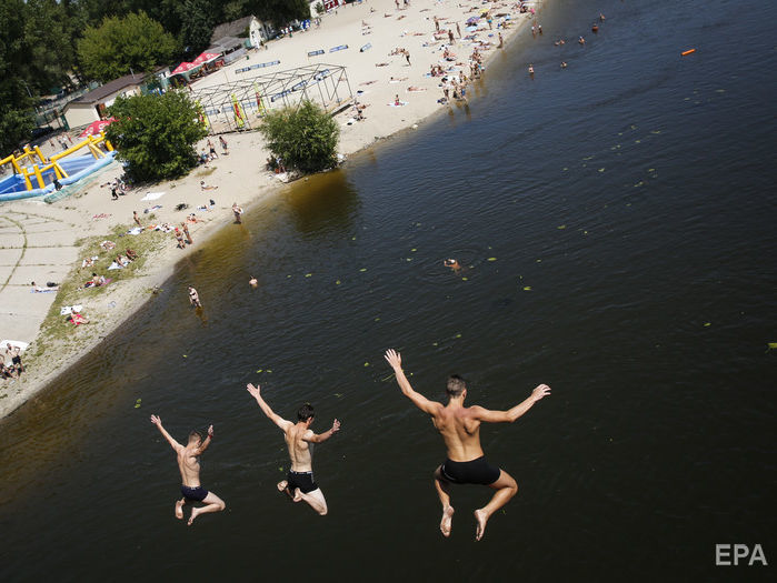Коммунальщики не рекомендуют купаться на всех пляжах Киева