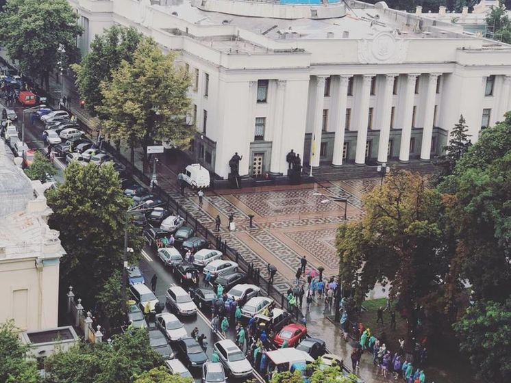 Водители автомобилей с иностранными номерами заблокировали центр Киева