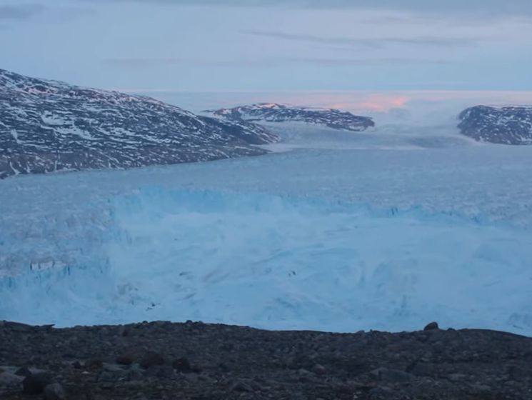 Ученые записали, как от Гренландии откалывается айсберг. Видео