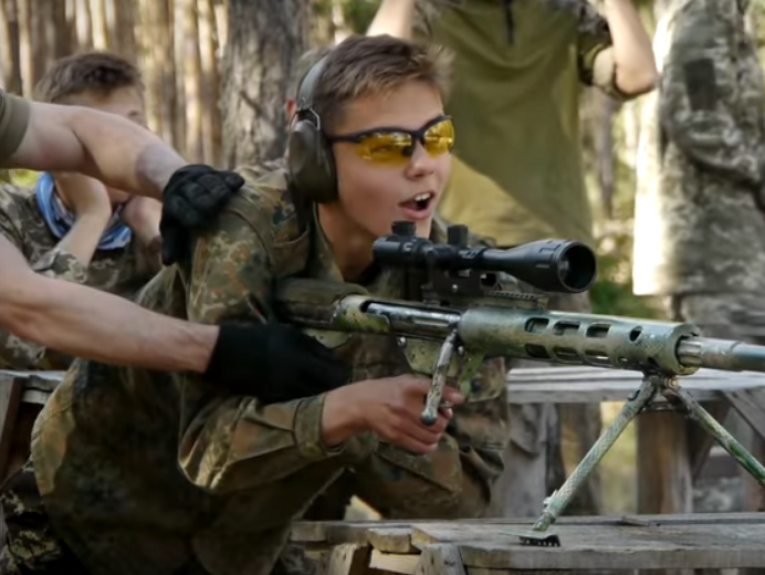 Российский "Первый канал" рассказал, что Ярош учит украинских детей убивать, используя опыт ИГИЛ. Видео 