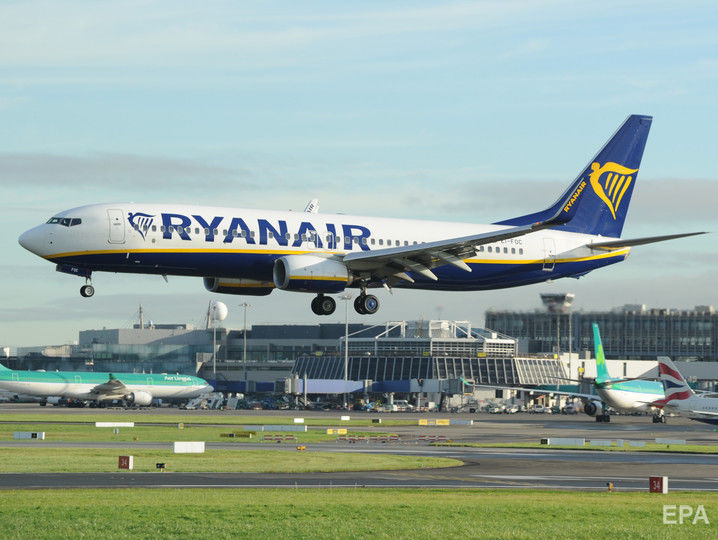 Самолет Ryanair экстренно приземлился во Франкфурте, 33 пассажира обратились в больницу