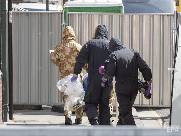 Британская полиция исследует более 400 предметов, которые могут быть вещественными доказательствами по делу об отравлении "Новичком" в Эймсбери