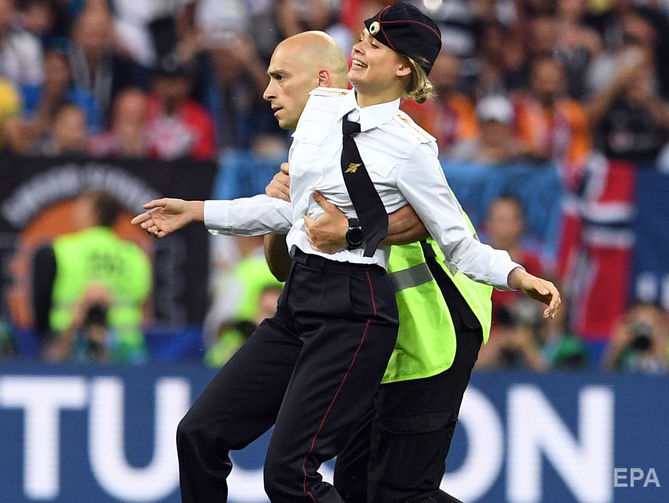 Pussy Riot выбежали на поле во время финала чемпионата мира по футболу 