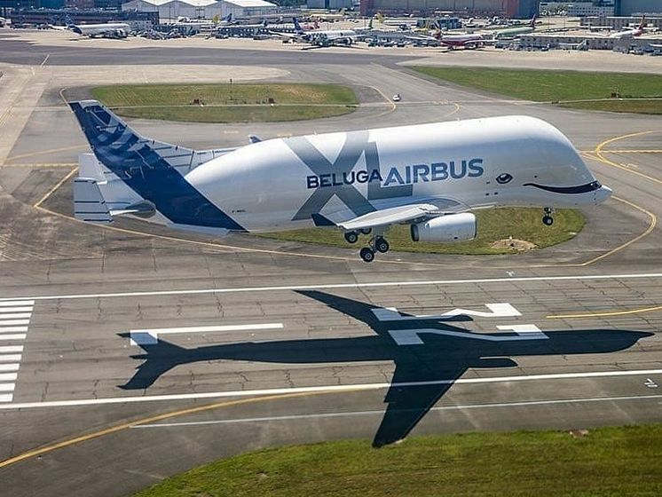 Компания Airbus подняла в небо свой первый "самолет-кит" Beluga XL. Видео