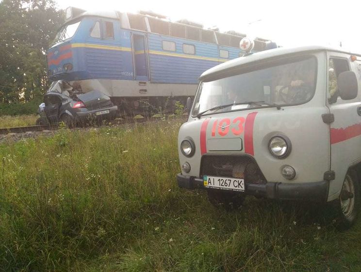 В Киевской области поезд сбил автомобиль, погибло два человека