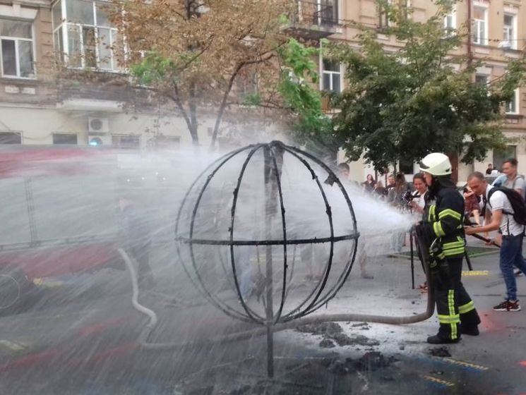 Активисты сожгли "монумент вате" под офисом Медведчука в Киеве. Видео 