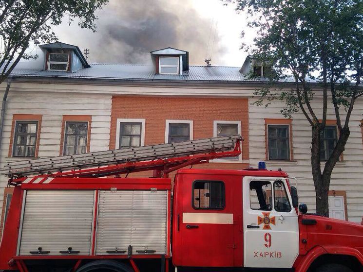 Спасатели 16 часов тушили пожар на крыше одного из вузов Харькова