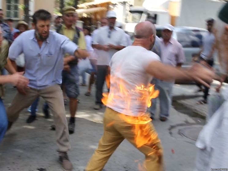 В центре Симферополя активист пытался устроить акт самосожжения. Видео