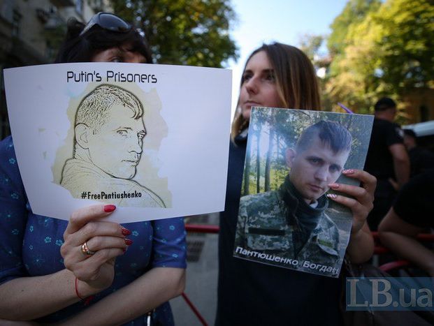 Родные украинских военных, которых удерживают боевики "ДНР", провели акцию под Администрацией Президента
