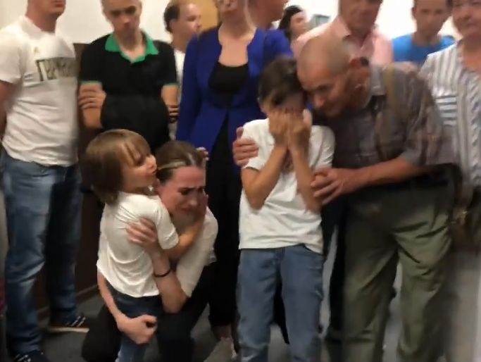 "Дай ребенка поцеловать!" В РФ главу Серпуховского района силой затолкали в зал суда на глазах у детей. Видео