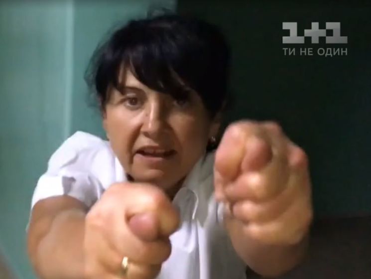 В Харькове нетрезвая медсестра вела себя агрессивно и оскорбляла детей. Видео
