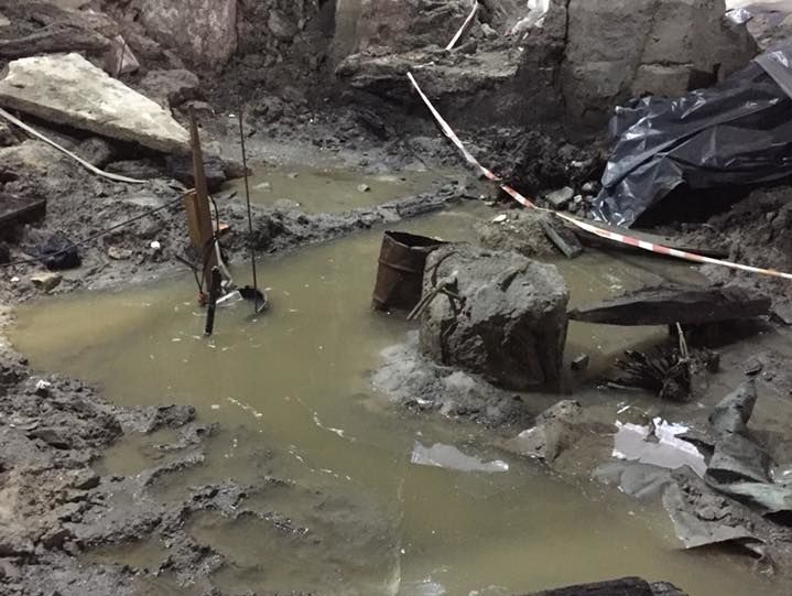 ﻿У Києві на Поштовій площі підтопило місце розкопок. У КМДА заявили, що причина – прорив труби