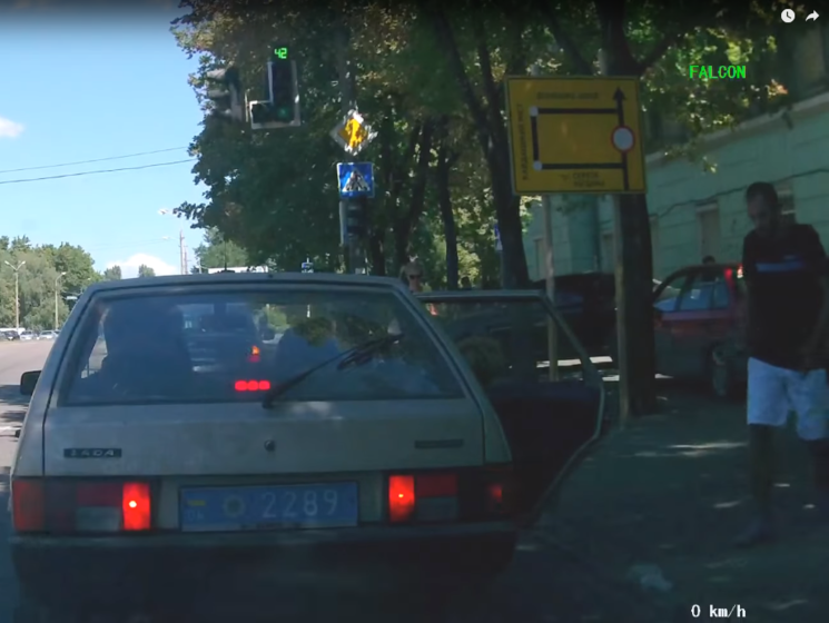 В Днепре пассажир авто с номерами МВД выкинул мусор на дорогу, а проходивший мимо пешеход бросил его обратно. Видео