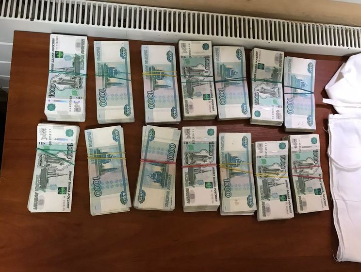 Трое украинцев под одеждой пытались пронести в Россию сумму, эквивалентную 1,3 млн грн – Госпогранслужба