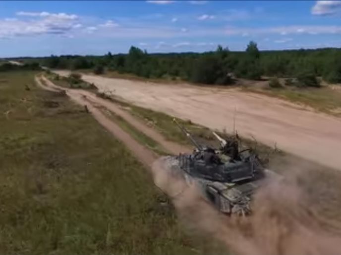 Порошенко показал испытания украинского танка, который может уничтожать бронетехнику на дальности до 5 км. Видео
