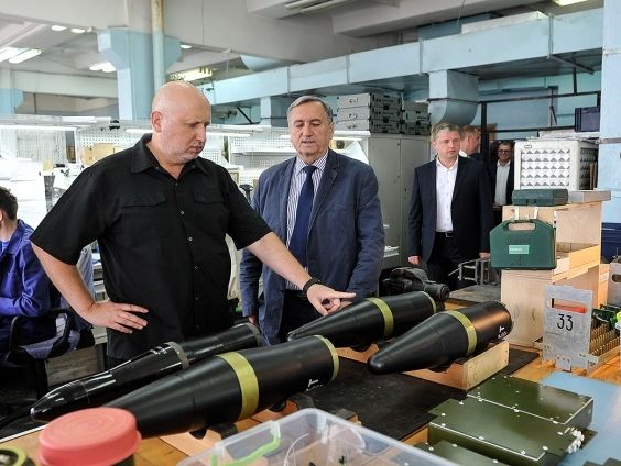 Турчинов: Ракеты предприятия "Луч" эффективно уничтожают вражеские цели на фронте и могут пробивать метровую броню