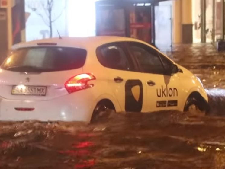 В Киеве ночью из-за сильного ливня затопило Крещатик. Видео