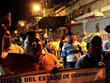 Похищение студентов в Мексике расследуют около 10 тыс. полицейских