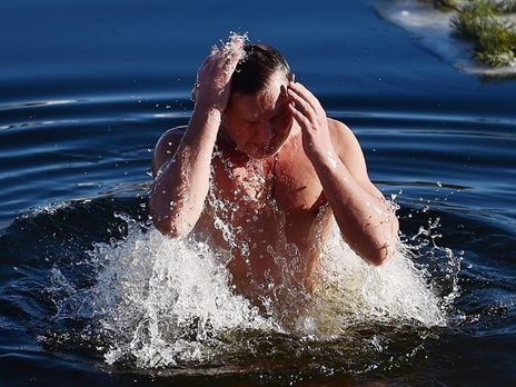 Украинские политики приняли участие в крещенских купаниях. Фото и видео