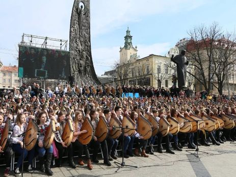 Во Львове 407 бандуристов установили рекорд Украины, исполнив 