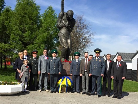 Сотрудники украинского посольства возложили цветы к двум военным памятникам в Москве. Фоторепортаж 