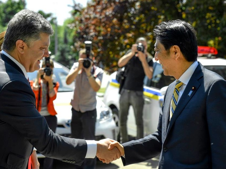 Премьер-министр Японии передал украинскому МВД автомобили Toyota Prius