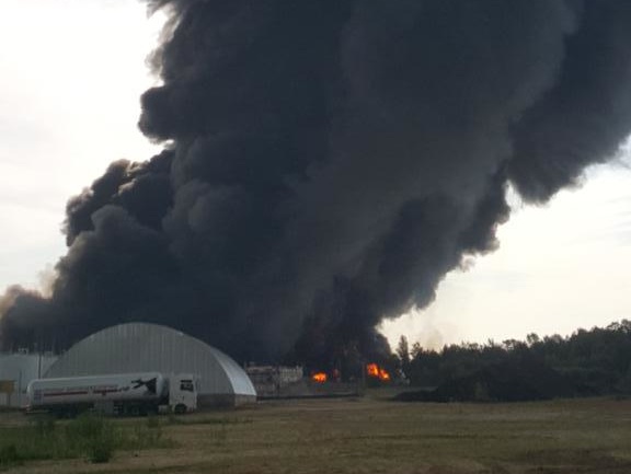 СМИ: За полчаса на нефтебазе в селе Крячки произошло более 50 взрывов