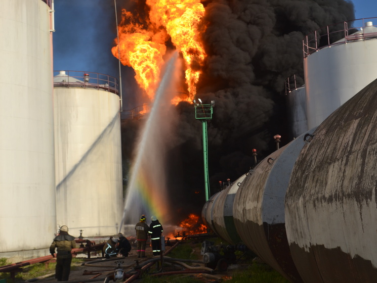 ГСЧС: Ночью спасатели охлаждали резервуары с горючим на нефтебазе под Киевом
