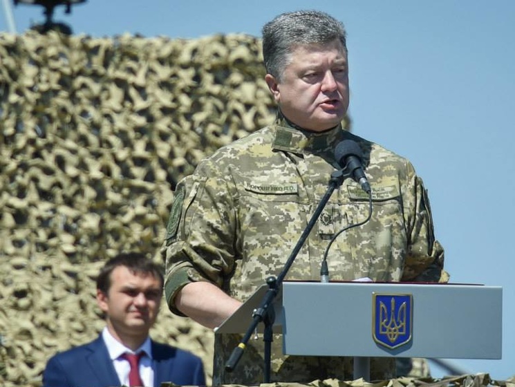Порошенко поручил украинской стороне в контактной группе срочно подписать соглашение о буферной зоне на Донбассе