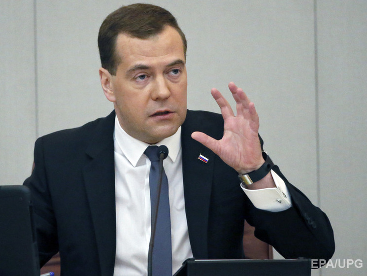 Медведев разрешил уничтожать санкционные продукты "любым способом", но обязательно на камеру
