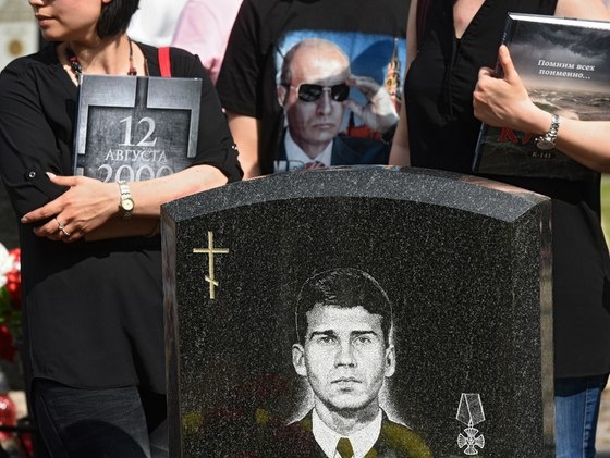 СМИ: Сыновья погибшего моряка подлодки "Курск" пришли на панихиду в футболках с портретом Путина