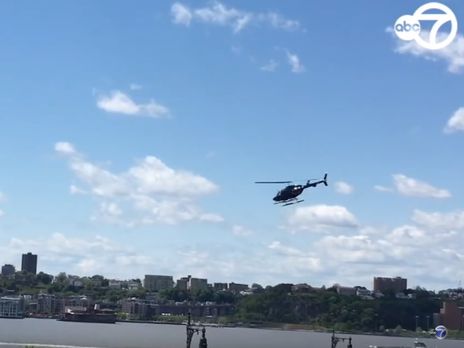В Нью-Йорке вертолет упал в Гудзон, пилот спасся. Видео