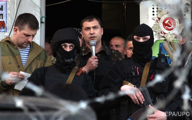 Болотов – в центре с микрофоном – во время захвата здания СБУ в Луганске, 25 апреля 2014 года. Фото: EPA