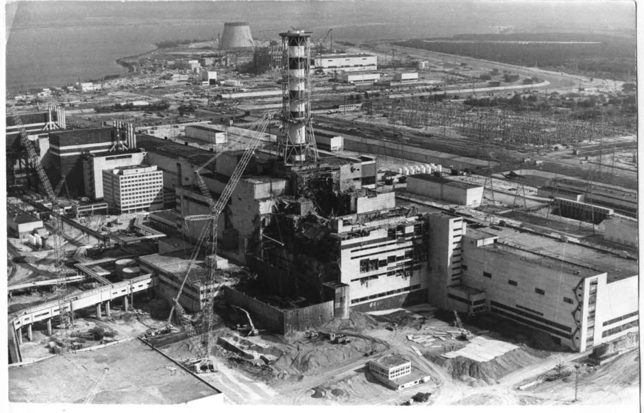 Четвертый реактор ЧАЭС после взрыва и пожара в 1986-м году