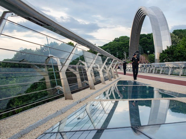 ﻿Скляну ділянку пішохідного мосту в Києві закрили на перевірку – КМДА
