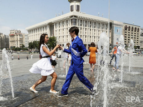 Киевские выпускники традиционно искупались в фонтанах на Майдане. Фоторепортаж