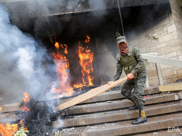 ﻿У столиці Гондурасу демонстранти підпалили вхід у посольство США