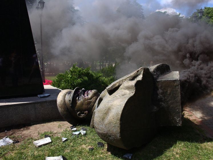 В Харькове активисты снесли памятник Жукову
